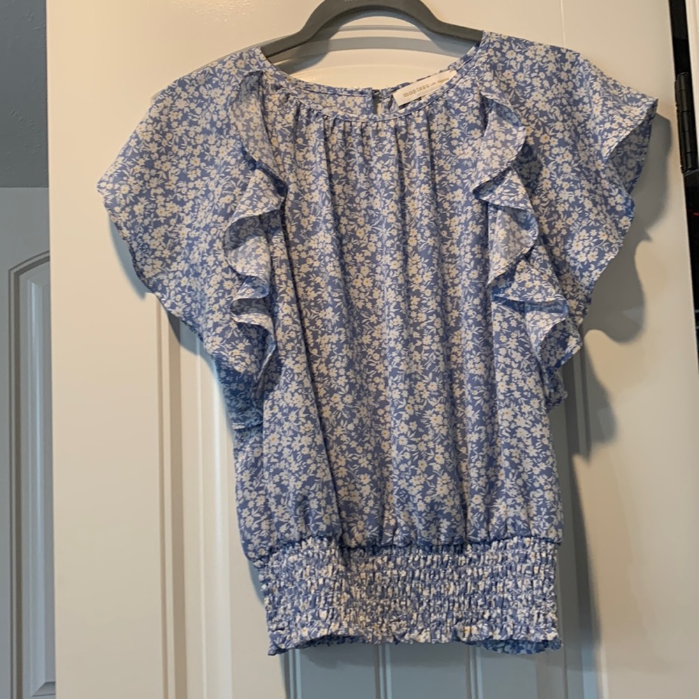Super fun spring floral blouse! 🦋